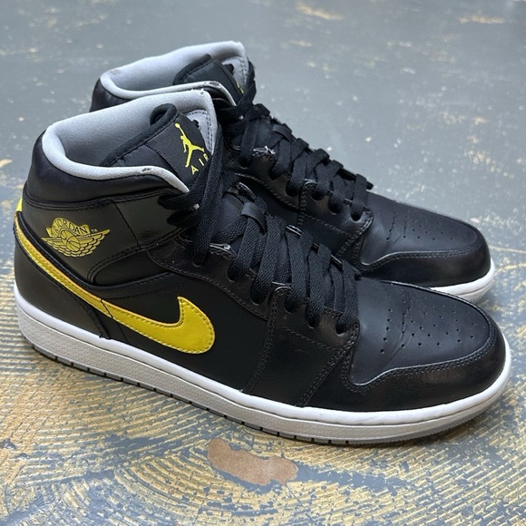 Nike Air Jordan 1 Mid Yellow 554724-070 9.5 Black Del Sol - Picture 3 of 11